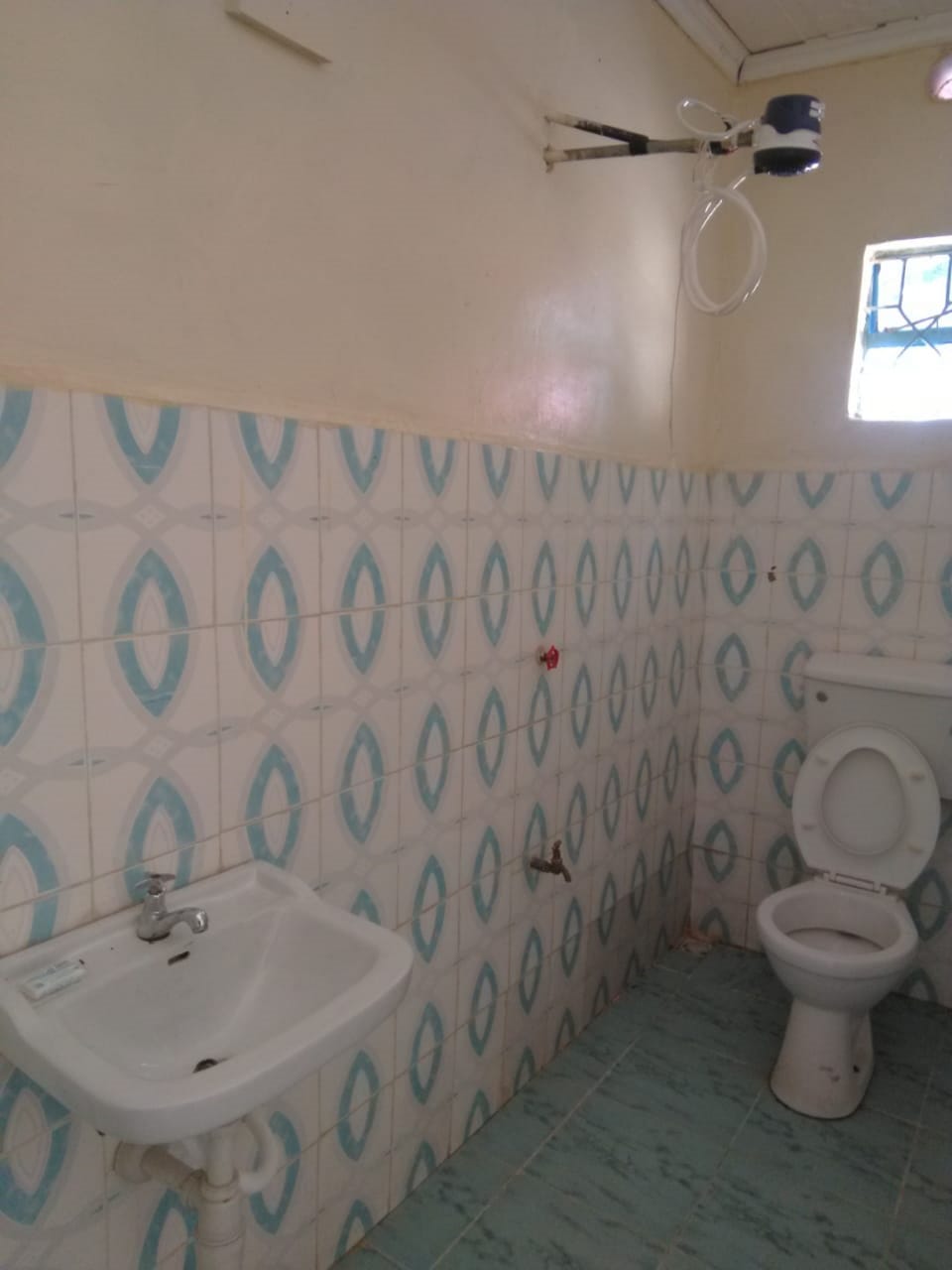 Double Room | Bathroom | Shower, rainfall showerhead, free toiletries, towels