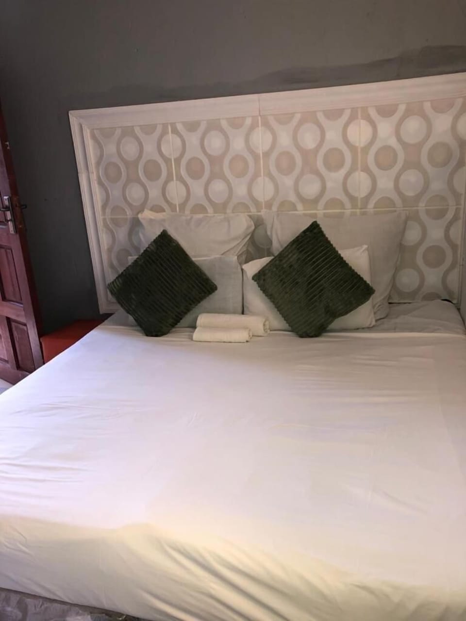Minibar, iron/ironing board, free WiFi, bed sheets
