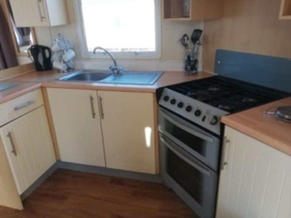 Chalet | Private kitchen | Fridge, microwave, oven, stovetop