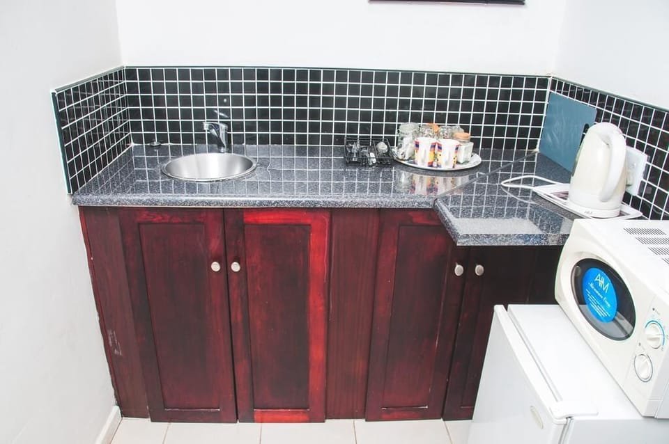 Family Suite, Kitchenette | Private kitchenette | Microwave, electric kettle