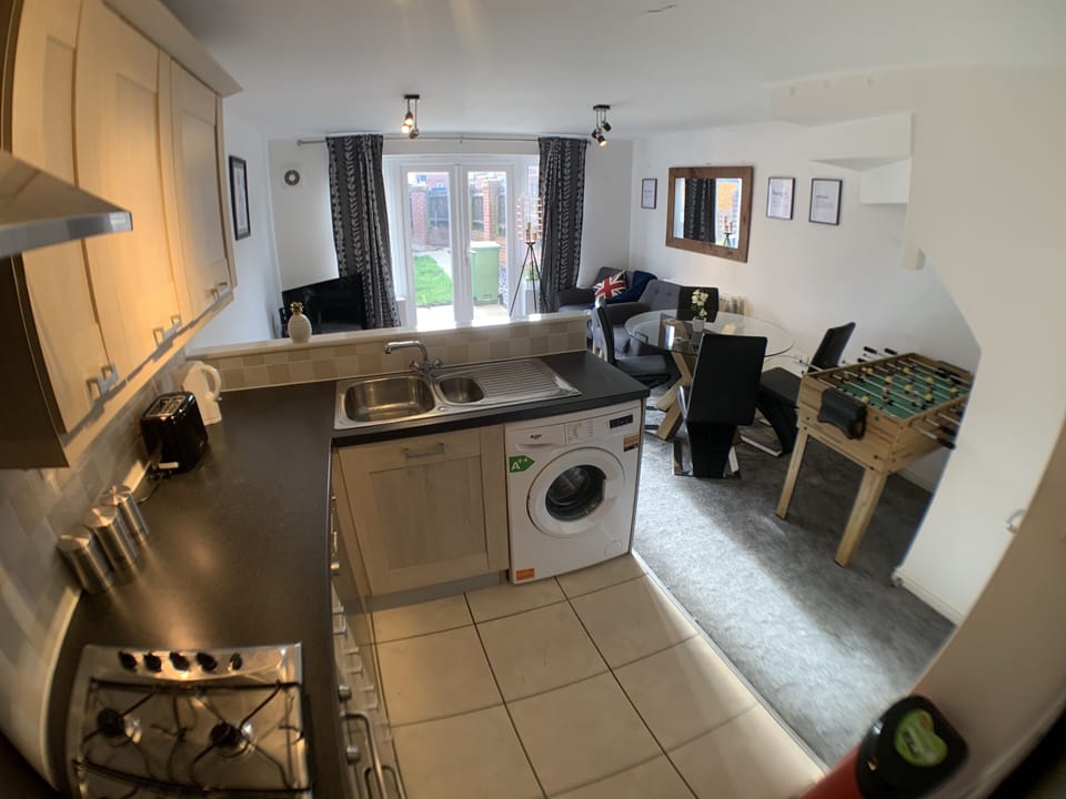 Business Townhome | Private kitchen | Fridge, microwave, oven, stovetop