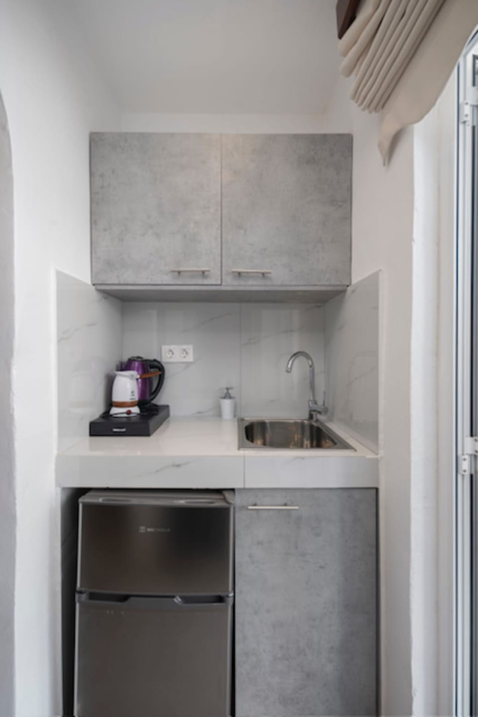 Comfort Apartment | Private kitchen | Fridge, electric kettle, toaster