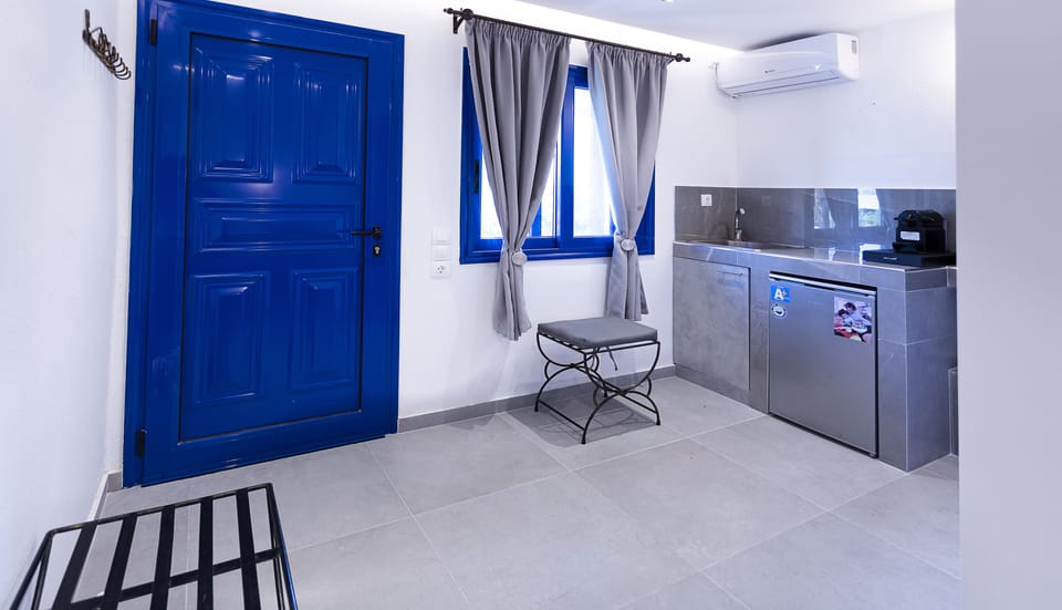 Comfort Room | In-room safe, iron/ironing board, free WiFi, bed sheets