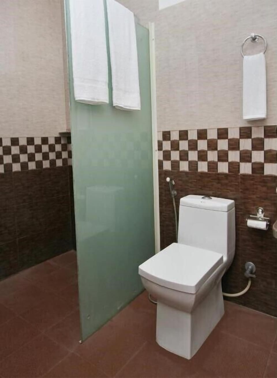 Deluxe Room, 1 Queen Bed | Bathroom | Shower, towels
