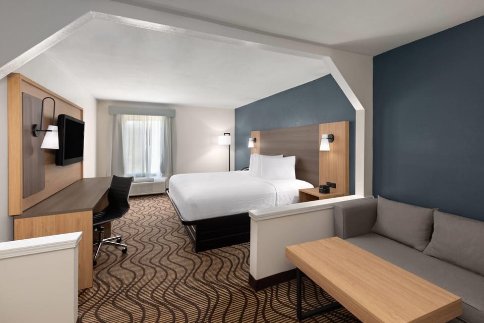 Room, 1 King Bed, Non Smoking | Premium bedding, pillowtop beds, individually decorated