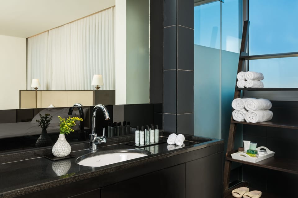 Executive room  | Bathroom | Combined shower/tub, deep soaking tub, free toiletries, hair dryer