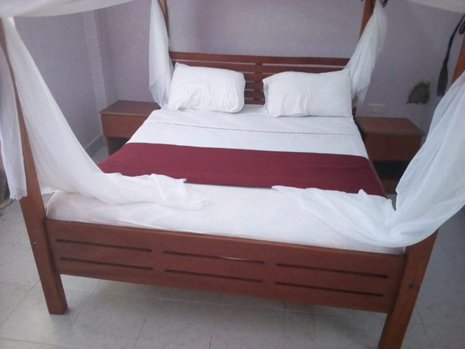 Single Room | Desk, blackout drapes, iron/ironing board, free WiFi