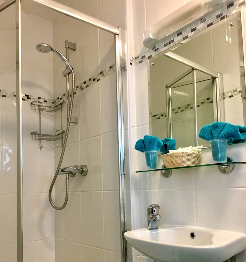 Standard Double Room, Ensuite (5) | Bathroom | Free toiletries, hair dryer, towels, soap