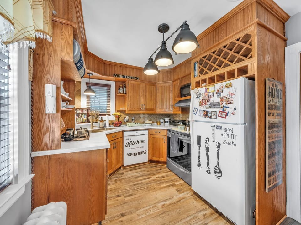 Full-size fridge, microwave, oven, dishwasher