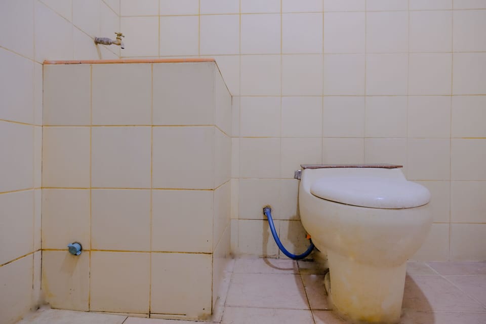 Economy Double Room | Bathroom | Shower, towels