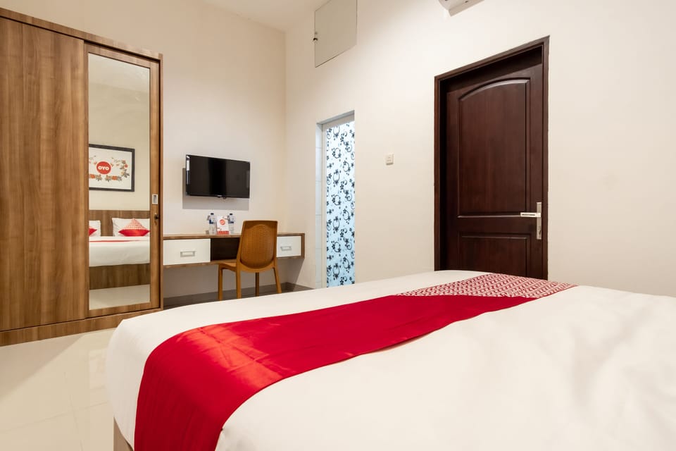 Deluxe Double Room | Desk, WiFi (free), bed sheets