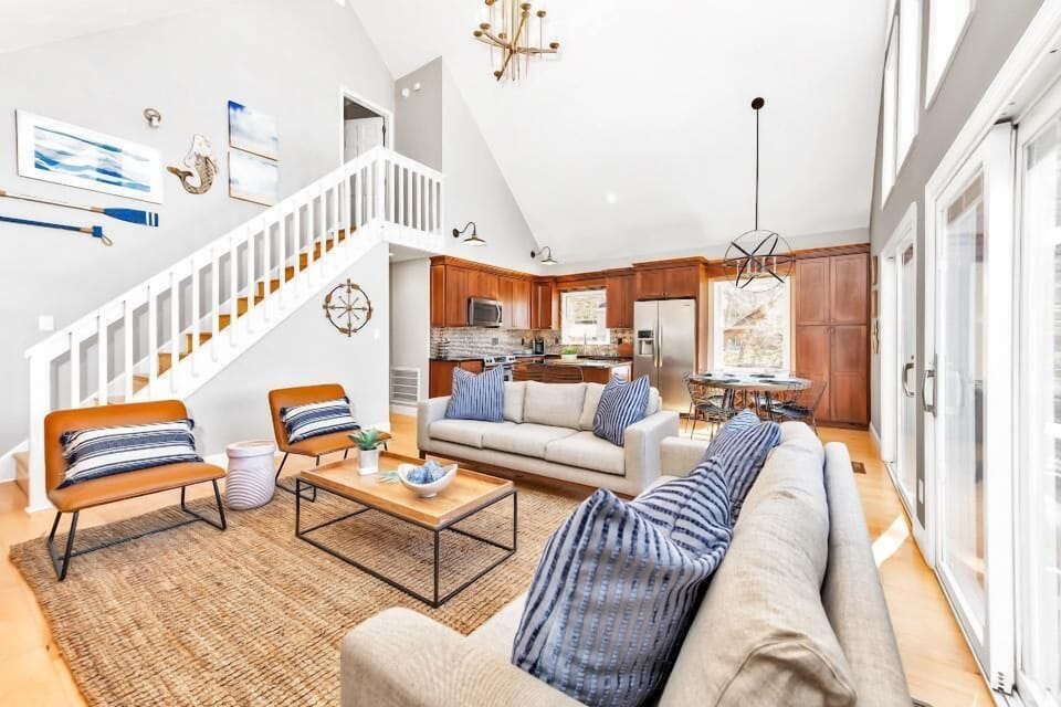 House, Multiple Beds (Blarney Bay) | Living area | 40-inch TV with cable channels, Netflix, streaming services