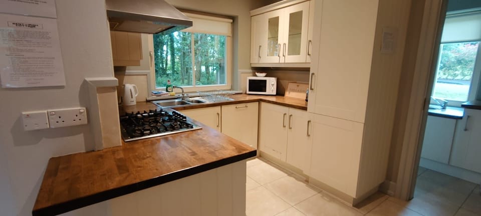 Cottage | Private kitchen | Dishwasher, cookware/dishes/utensils