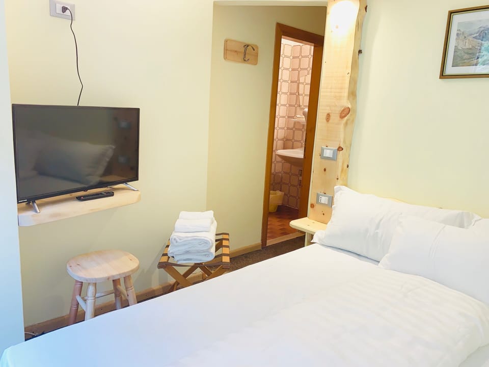 Single Room | In-room safe, free WiFi, bed sheets