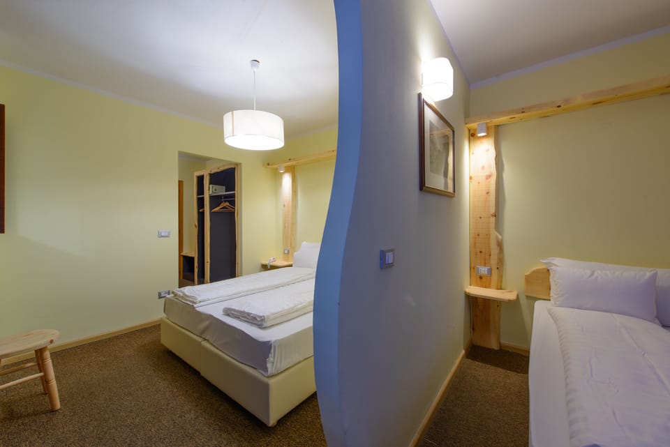 Classic Quadruple Room | In-room safe, free WiFi, bed sheets