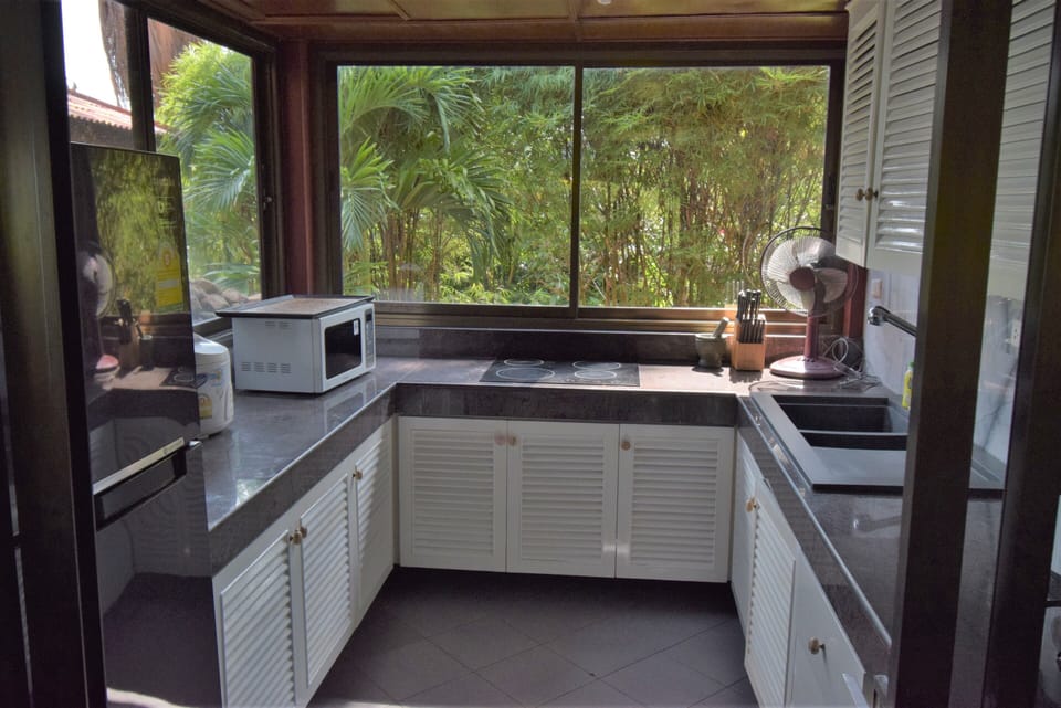 Villa, 3 Bedrooms, Non Smoking, Kitchen | Private kitchen | Full-size fridge, microwave, oven, stovetop