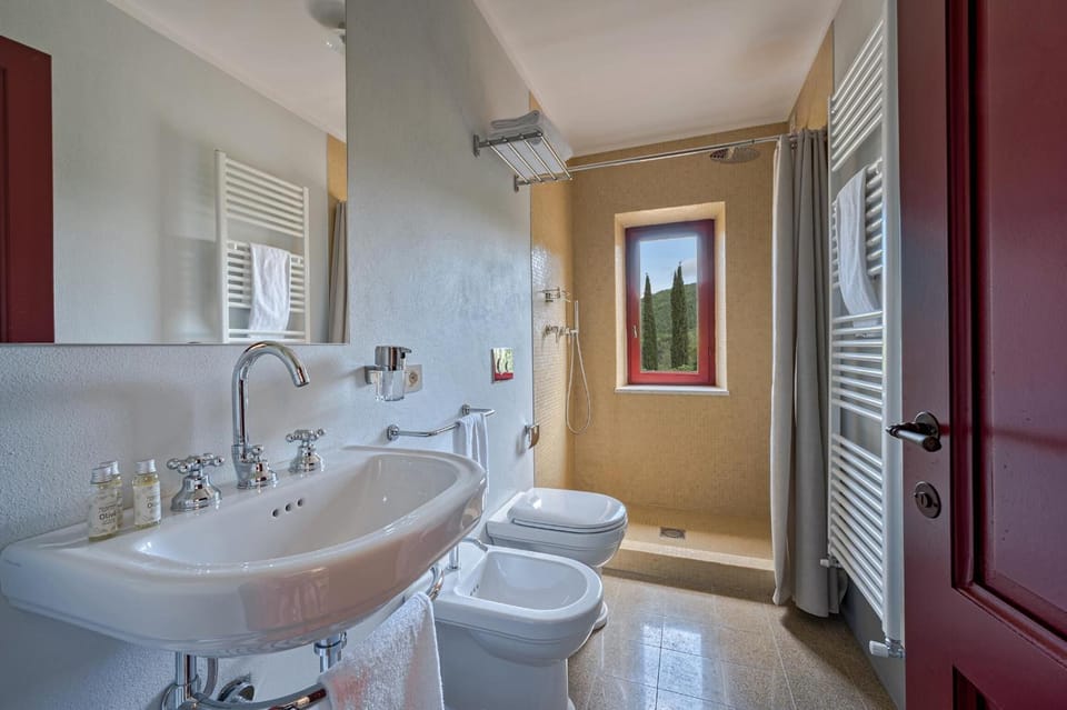 Double Room (n.4) | Bathroom | Shower, free toiletries, bathrobes, bidet