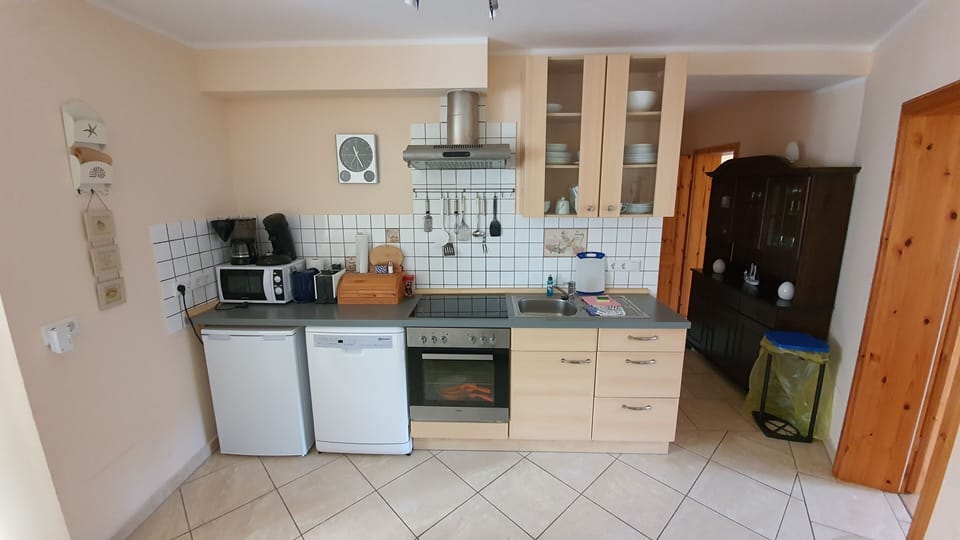 Classic Apartment, 2 Bedrooms | Private kitchen | Fridge, microwave, oven, stovetop