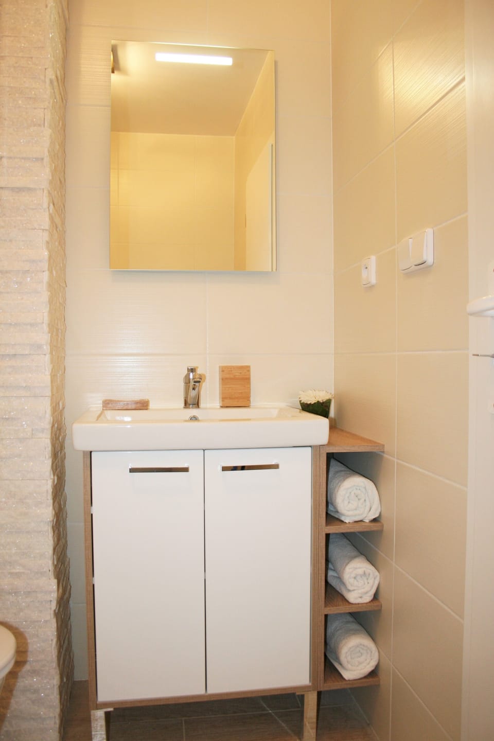 Comfort Studio | Bathroom | Shower, hair dryer, towels, soap