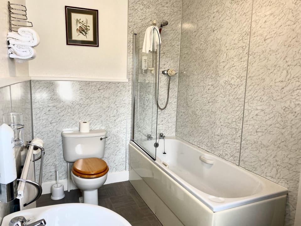 Double Room, Ensuite (Room 6) | Bathroom | Hair dryer, towels, soap, shampoo