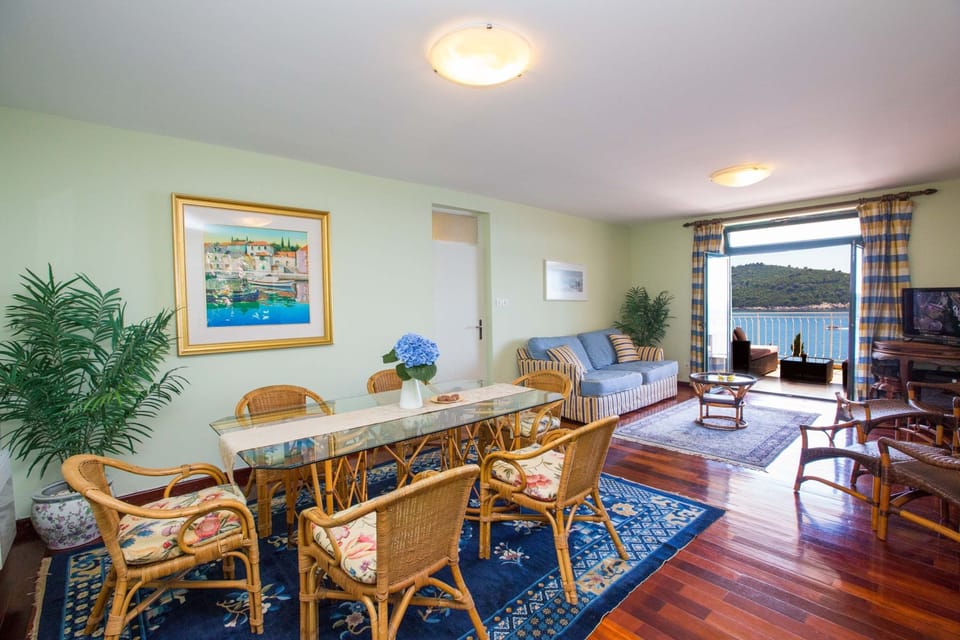 Comfort Apartment, Sea View | Living room | Flat-screen TV