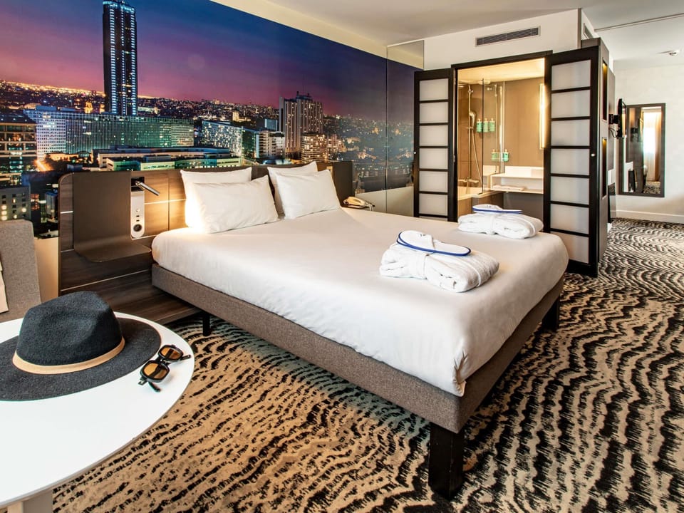 Executive Room, 1 Queen Bed with Sofa bed (Paris View) | Premium bedding, memory foam beds, in-room safe, blackout drapes
