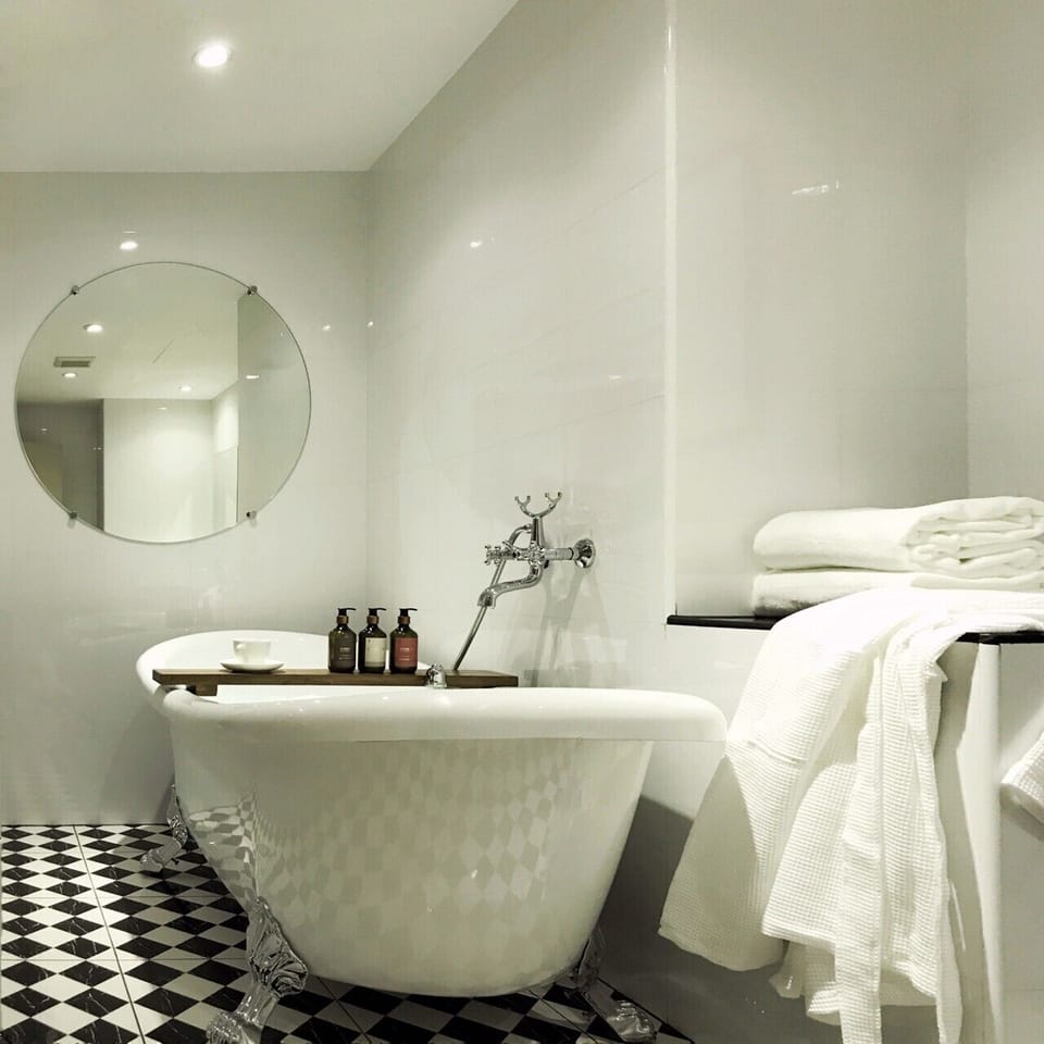 Mountain Pool View Suite | Bathroom | Shower, eco-friendly toiletries, hair dryer, slippers