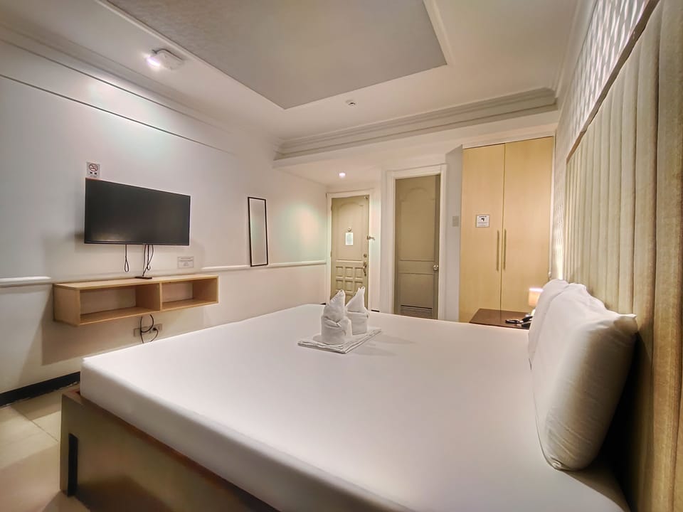 Basic Double Room | Hypo-allergenic bedding, in-room safe, desk, soundproofing