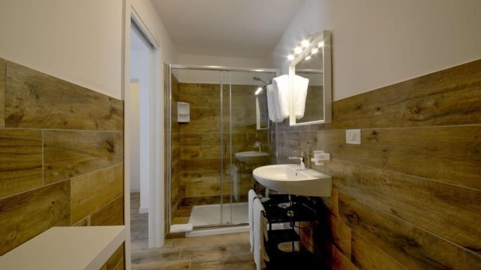 Double Room | Bathroom | Shower, free toiletries, hair dryer, bathrobes