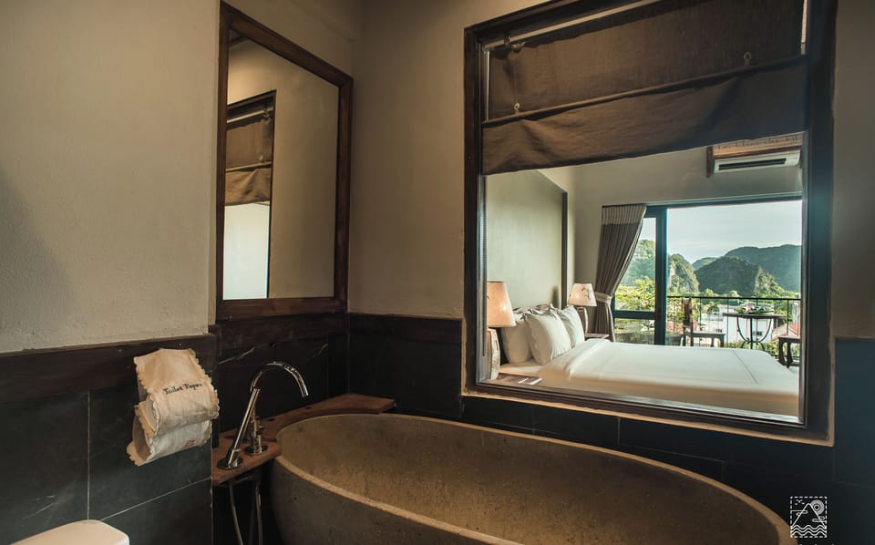 Deluxe Room | Bathroom | Shower, rainfall showerhead, free toiletries, hair dryer