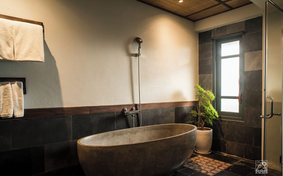 Panoramic Suite | Bathroom | Shower, rainfall showerhead, free toiletries, hair dryer