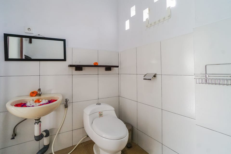 Standard Double Room | Bathroom | Shower, towels