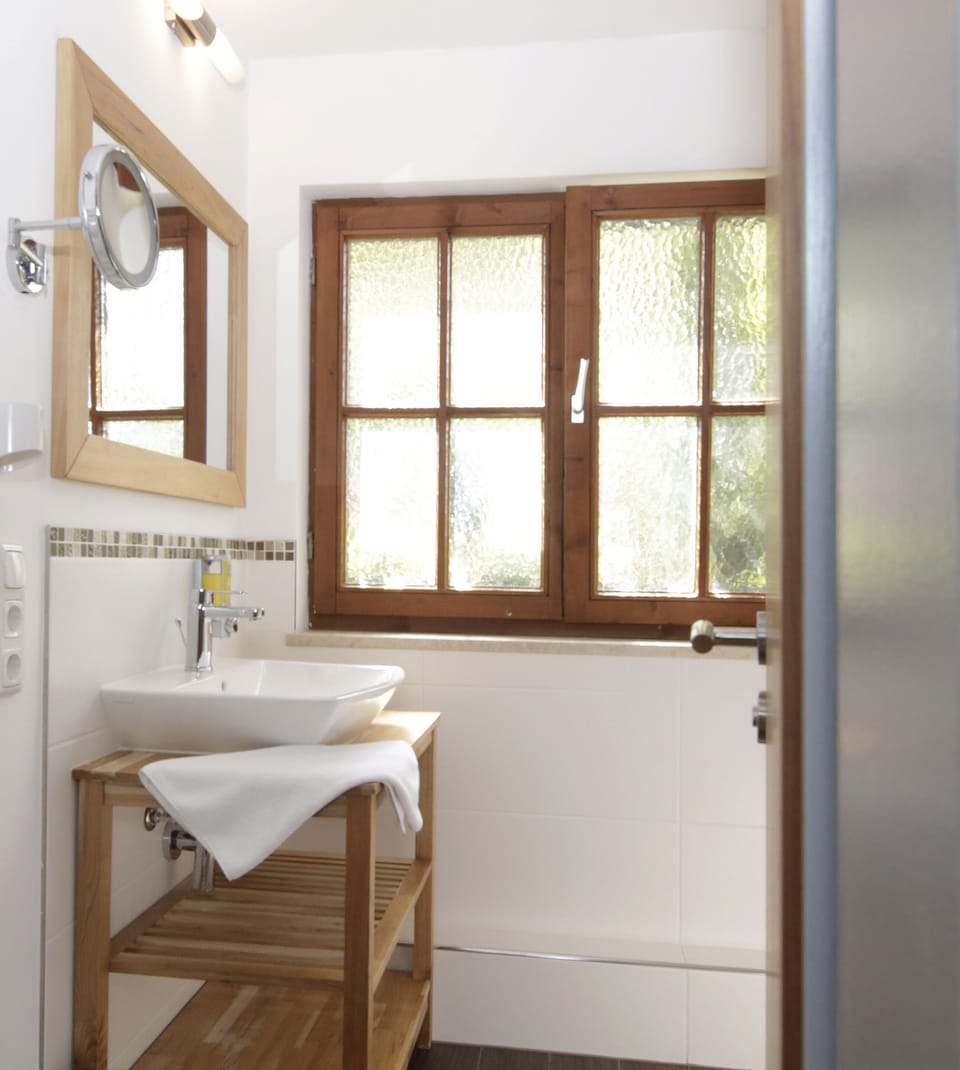Superior Double Room | Bathroom | Shower, free toiletries, hair dryer, towels