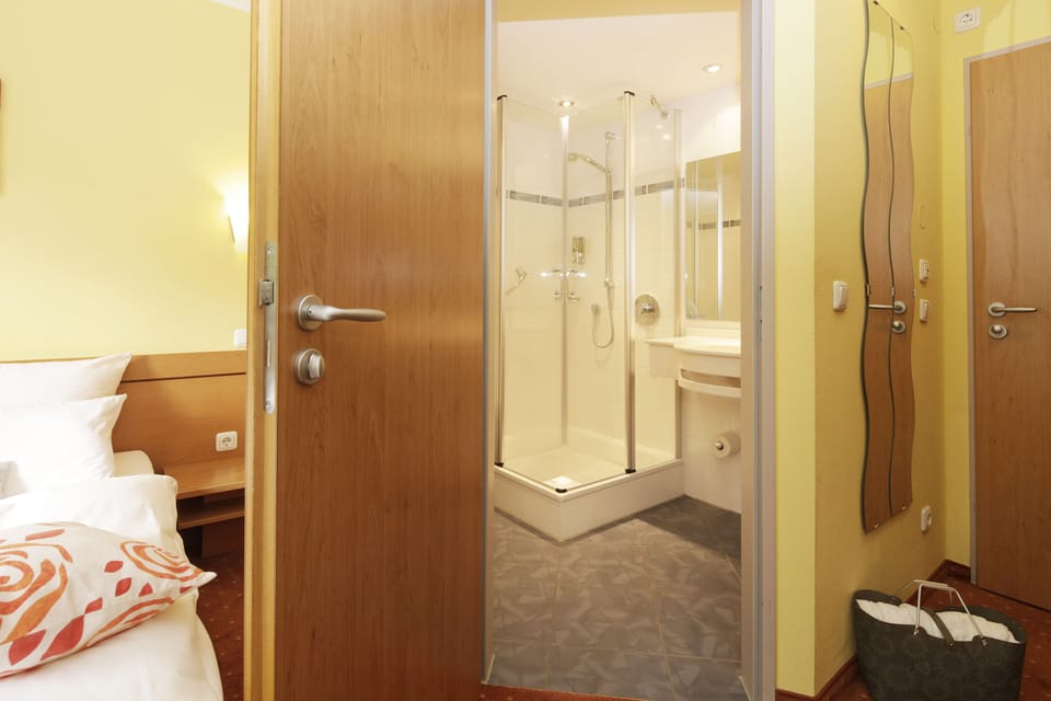 Double Room | Bathroom | Shower, free toiletries, hair dryer, towels
