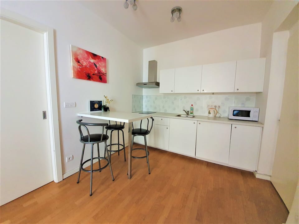 Comfort Apartment | Private kitchen | Mini-fridge, microwave, stovetop, coffee/tea maker