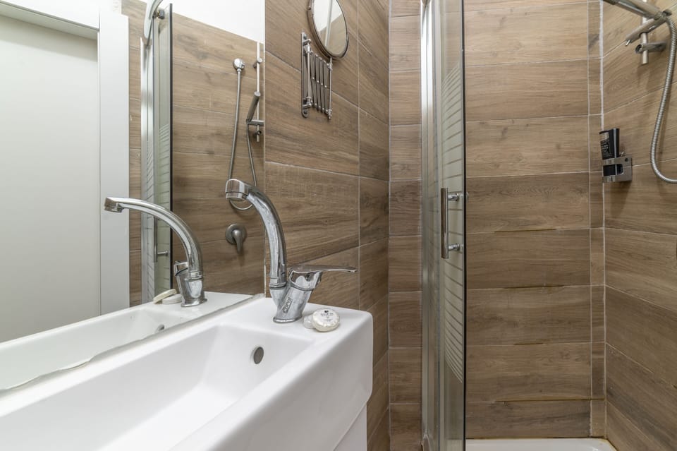Standard Studio | Bathroom | Shower, free toiletries, hair dryer, towels