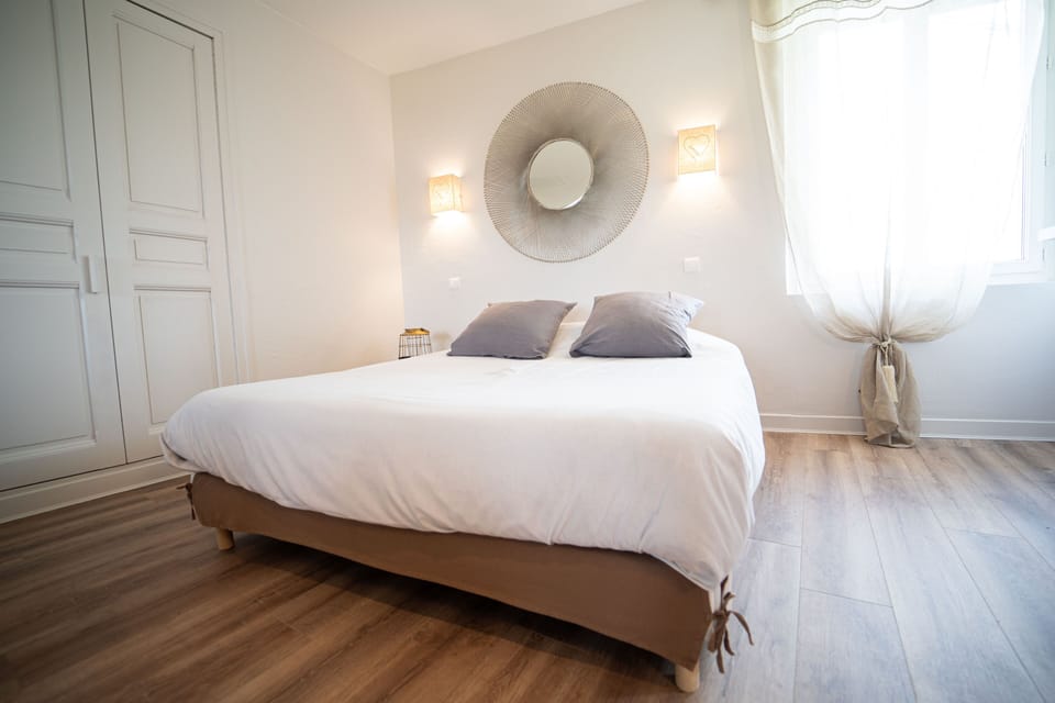 Suite, Mountain View (Coup de Foudre no. 26) | Individually decorated, individually furnished, desk, iron/ironing board