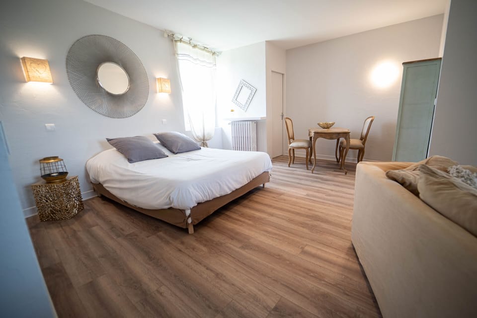 Suite, Mountain View (Coup de Foudre no. 26) | Individually decorated, individually furnished, desk, iron/ironing board