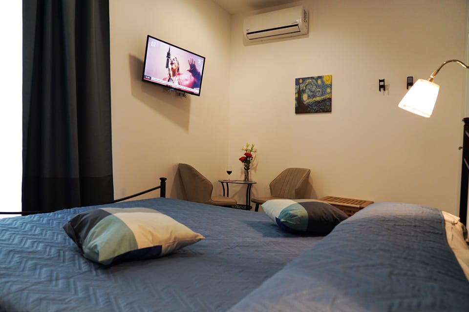 Double Room | Minibar, desk, free WiFi, bed sheets