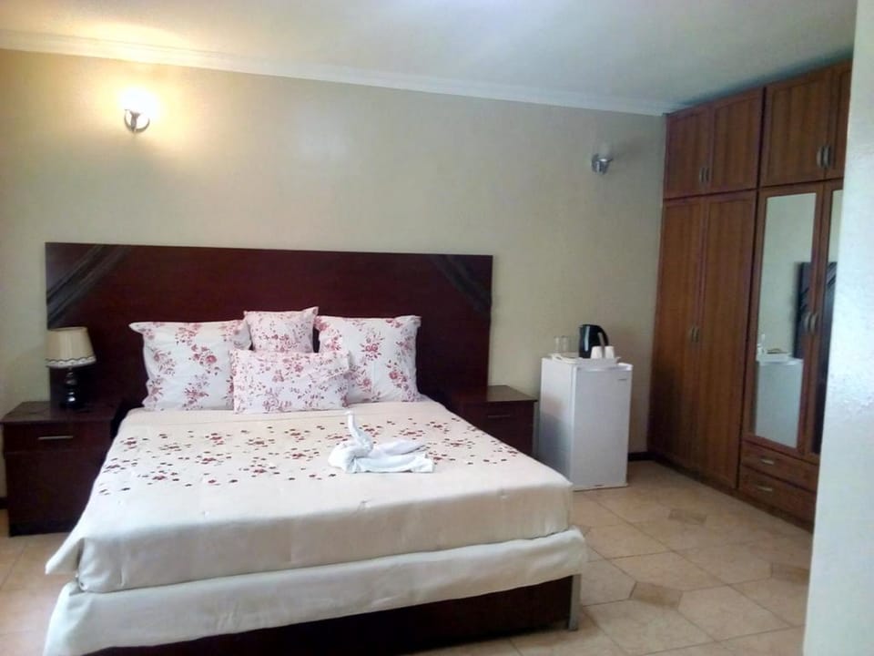Minibar, desk, laptop workspace, free WiFi