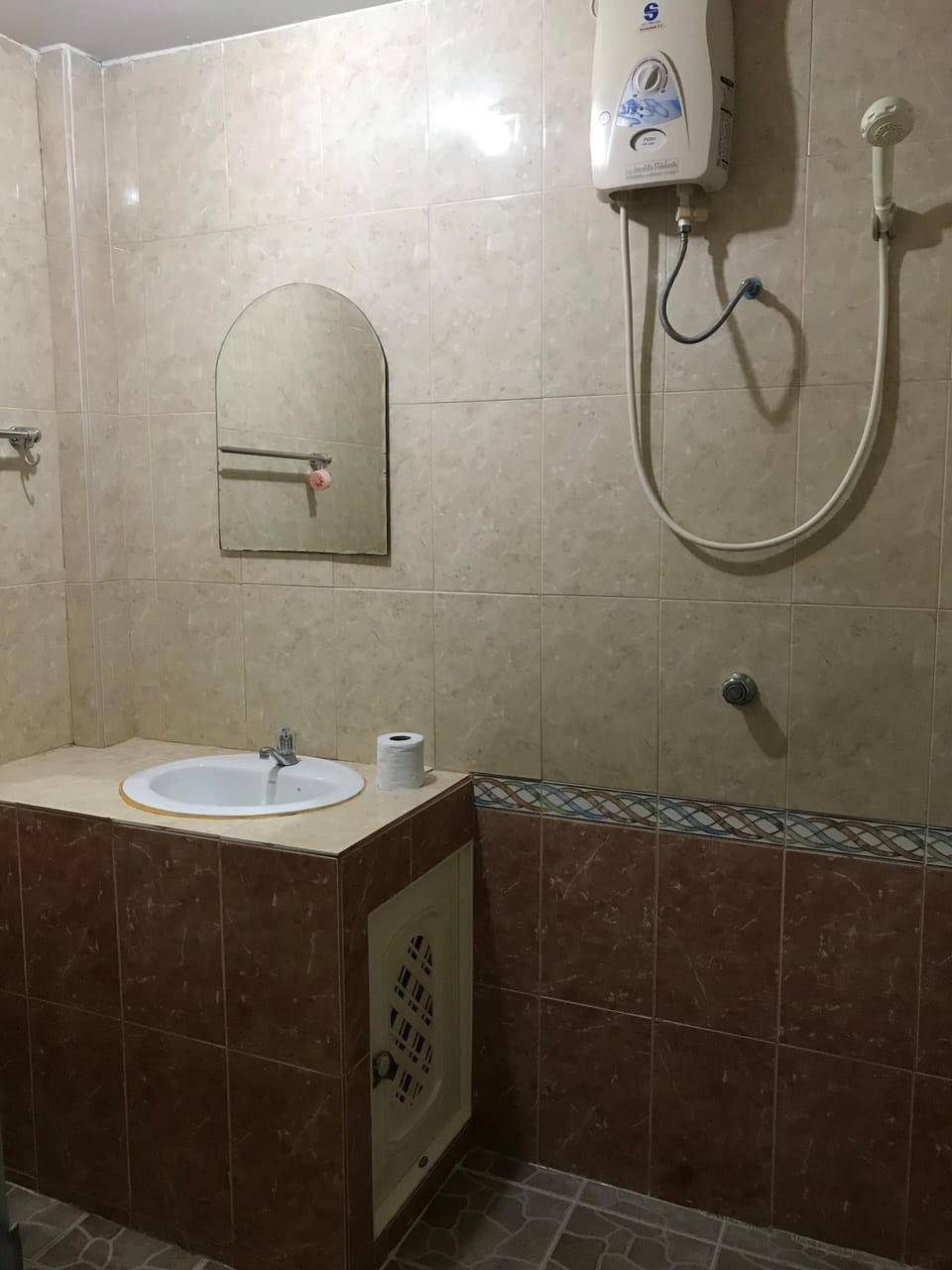 Room without balcony | Bathroom | Towels, soap, toilet paper