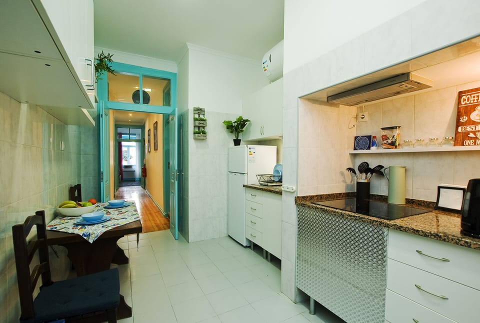 Shared fridge, microwave, stovetop, cookware/dishes/utensils