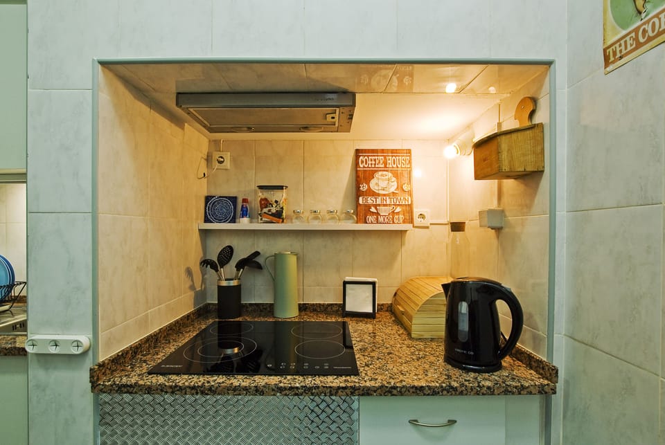 Shared fridge, microwave, stovetop, cookware/dishes/utensils