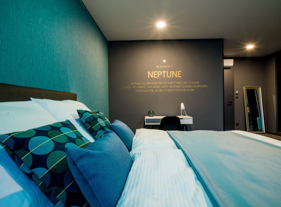 Deluxe Room | Minibar, desk, laptop workspace, soundproofing