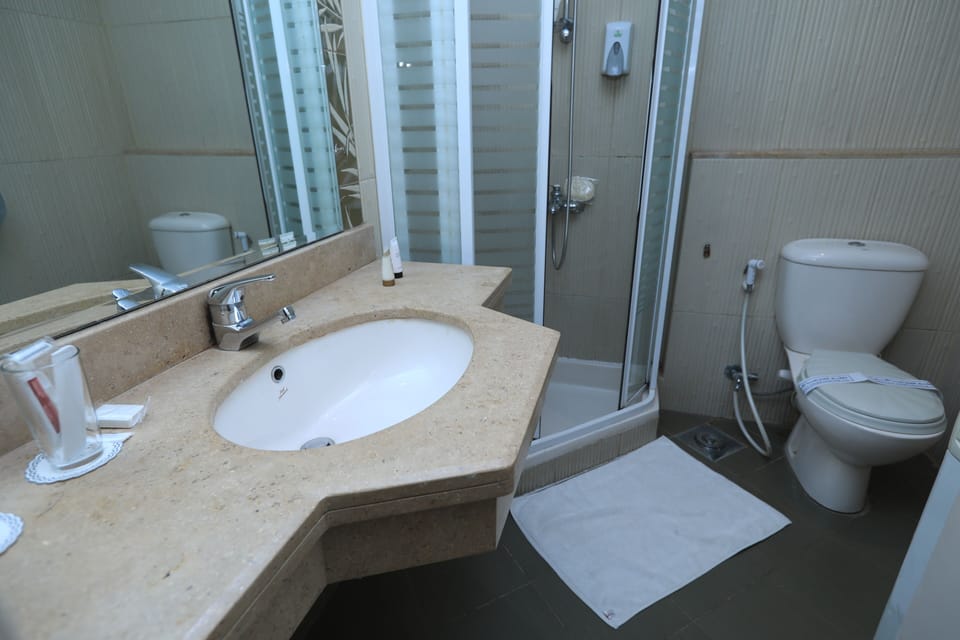 Combined shower/tub, bathrobes, towels