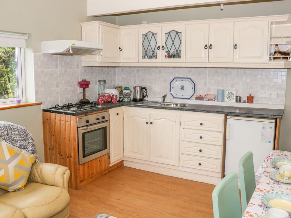 Cottage | Private kitchen | Cookware/dishes/utensils