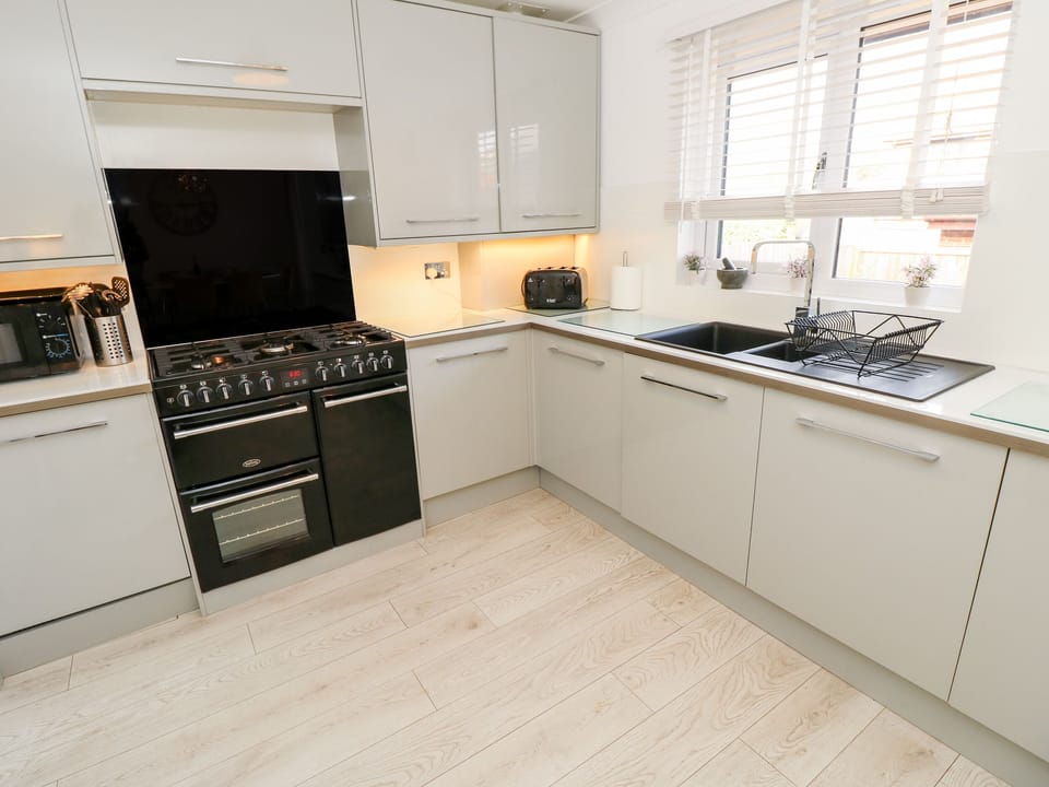 Cottage | Private kitchen | Dishwasher, cookware/dishes/utensils