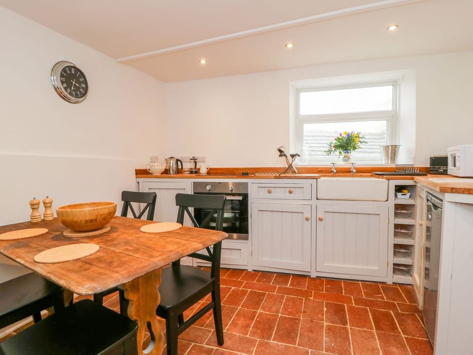 Cottage | Private kitchen | Fridge, microwave, stovetop, electric kettle