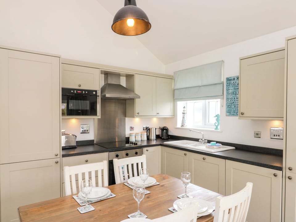 Cottage | Private kitchen | Microwave, stovetop, dishwasher, highchair