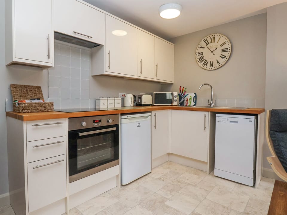 Cottage | Private kitchen | Dishwasher, cookware/dishes/utensils
